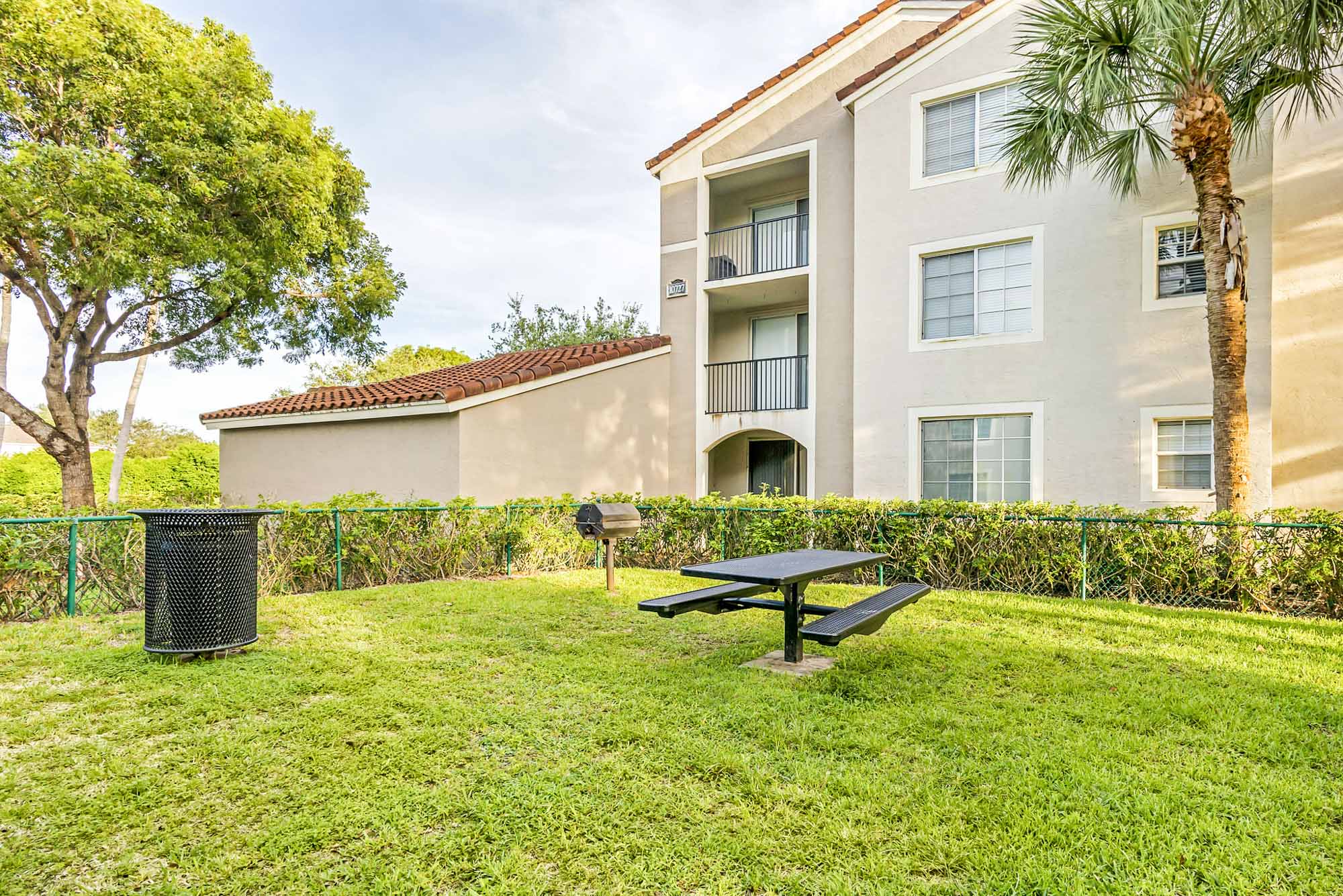 A picnic area at the Miramar Lakes apartments in Fort Lauderdale, FL