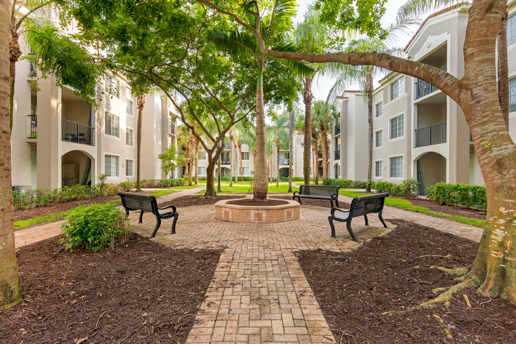 A courtyard at Miramar Lake apartments in Fort Lauderdale, FL.