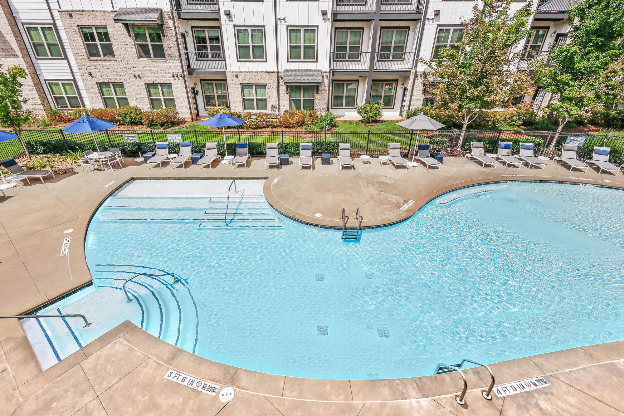 A pool area at the Park 9 apartments in Woodstock, GA