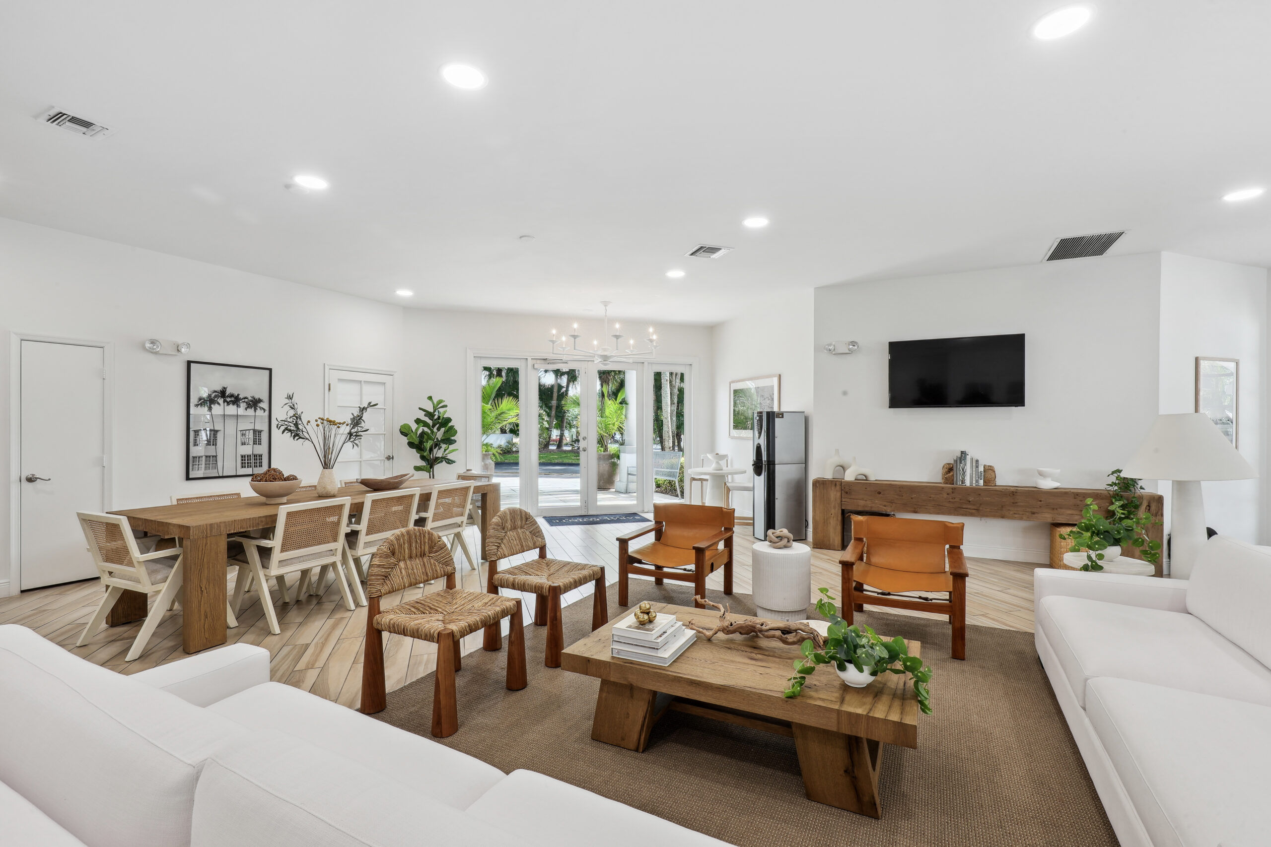 The lounge at Sabal Pointe apartments in South Florida