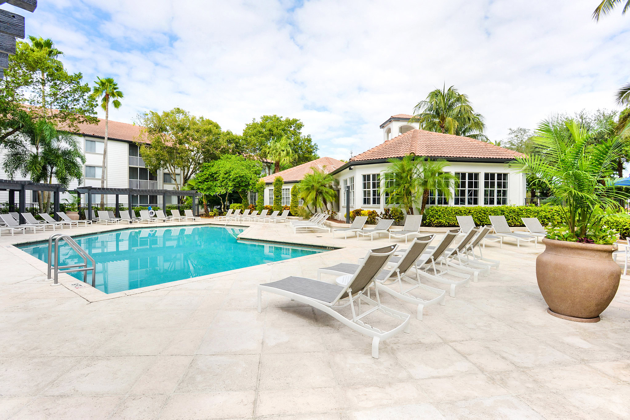 The pool at Sabal Pointe apartments in South Florida