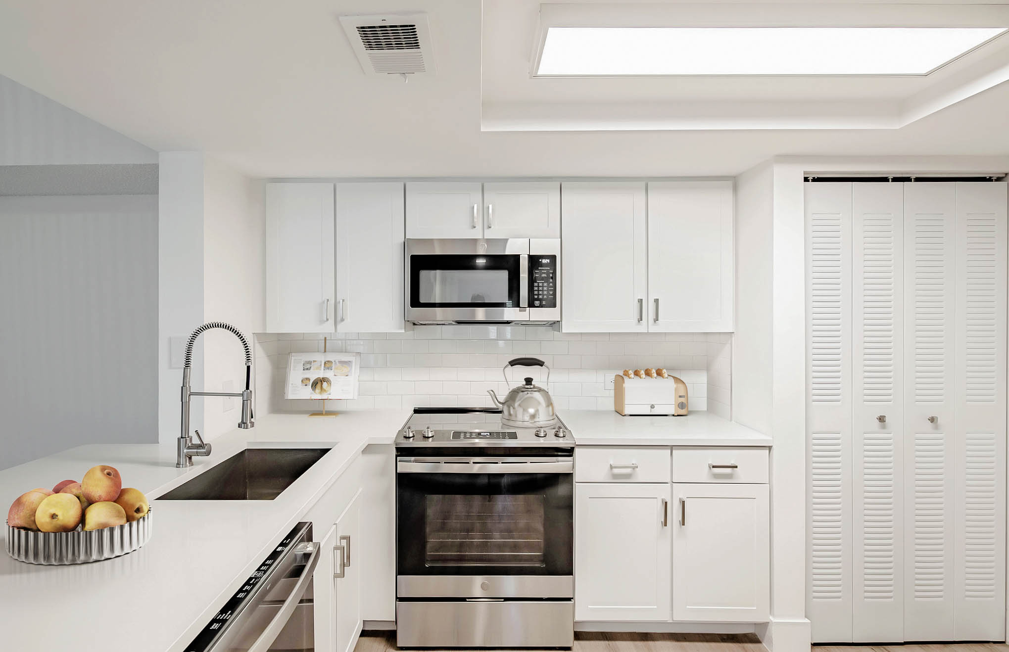 A kitchen at Sabal Pointe apartments in South Florida