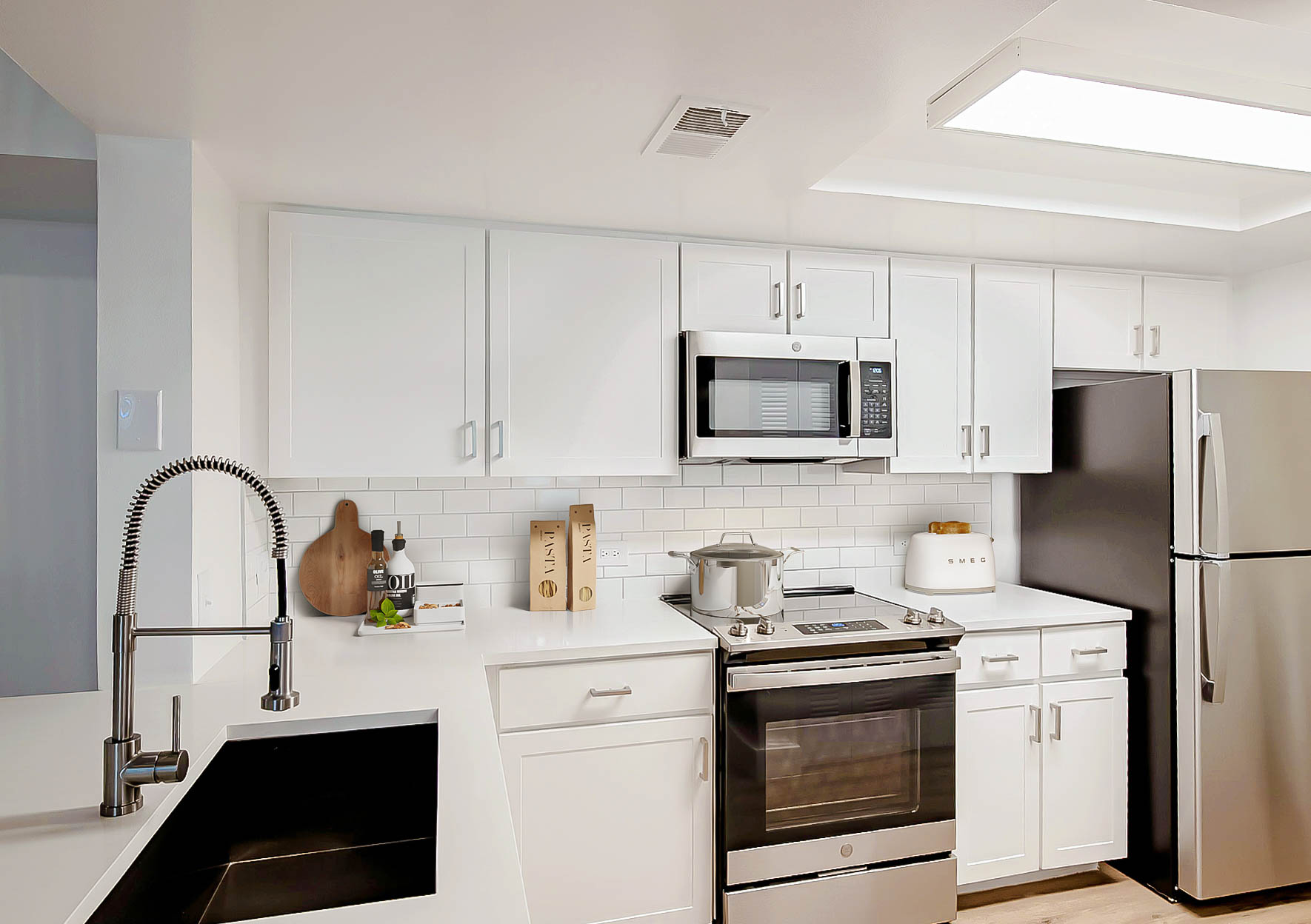 A kitchen at Sabal Pointe apartments in South Florida