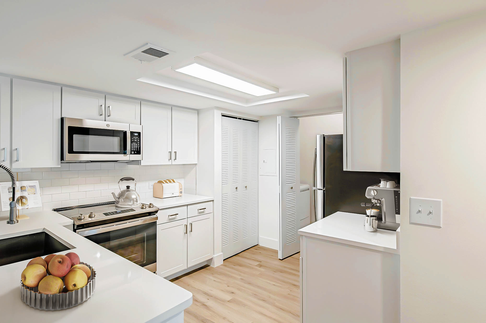A kitchen at Sabal Pointe apartments in South Florida