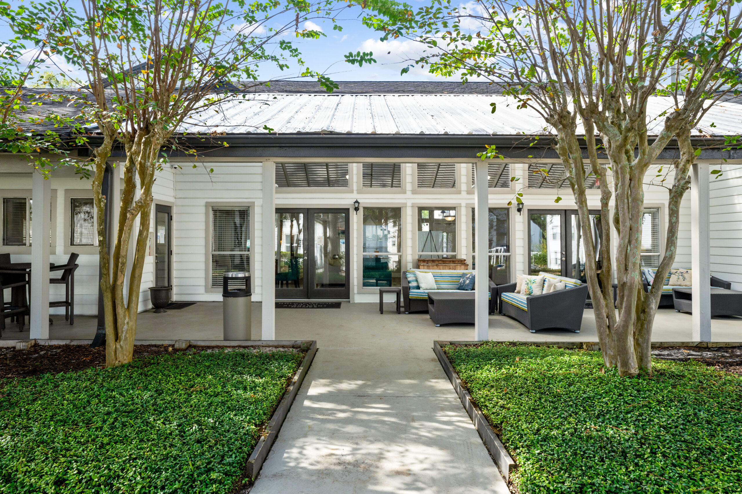 The covered veranda at Brookwood Club apartments in Jacksonville, FL.