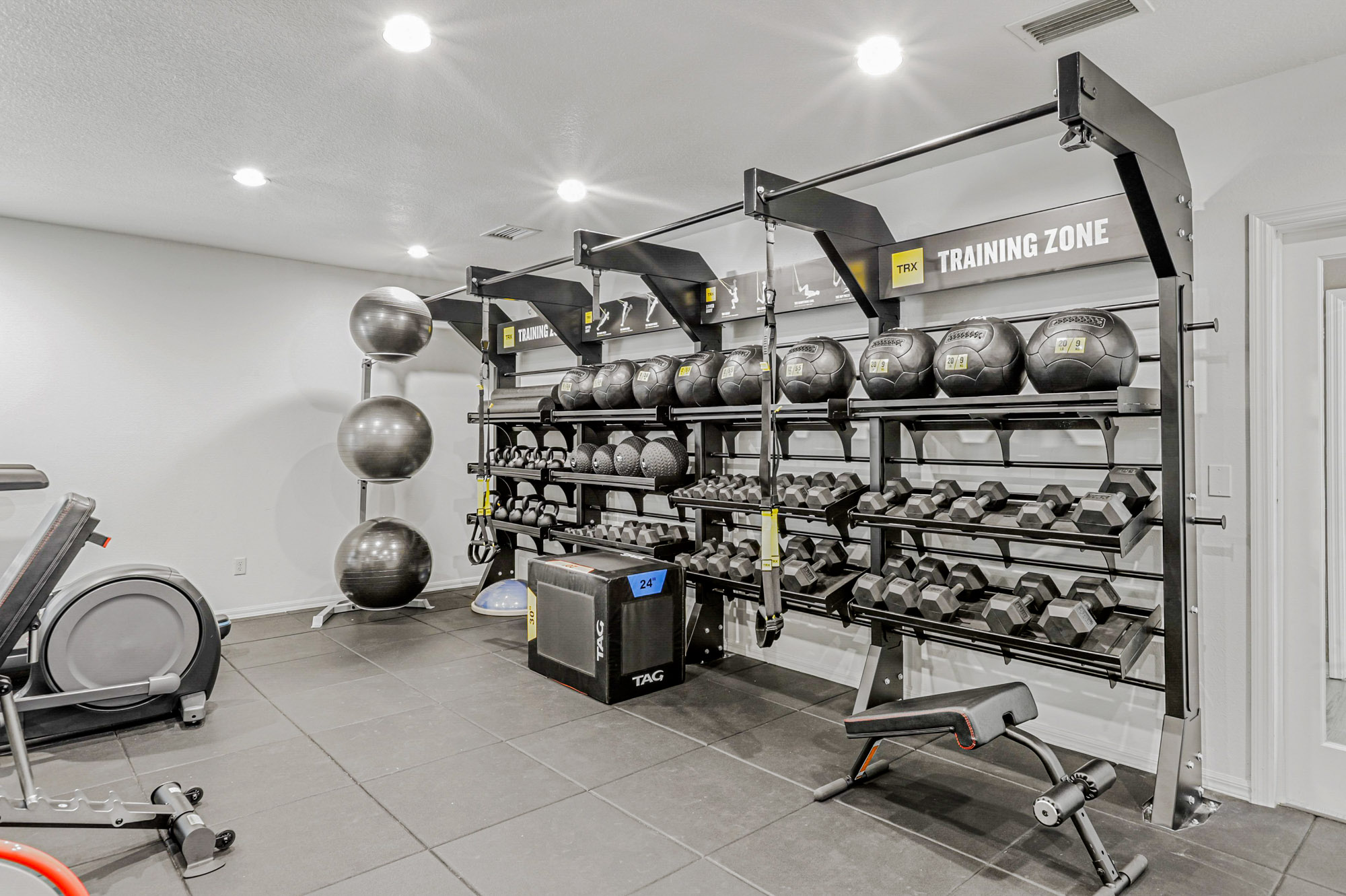 The interior of the fitness center at Oak Ramble apartments in Tampa, FL.