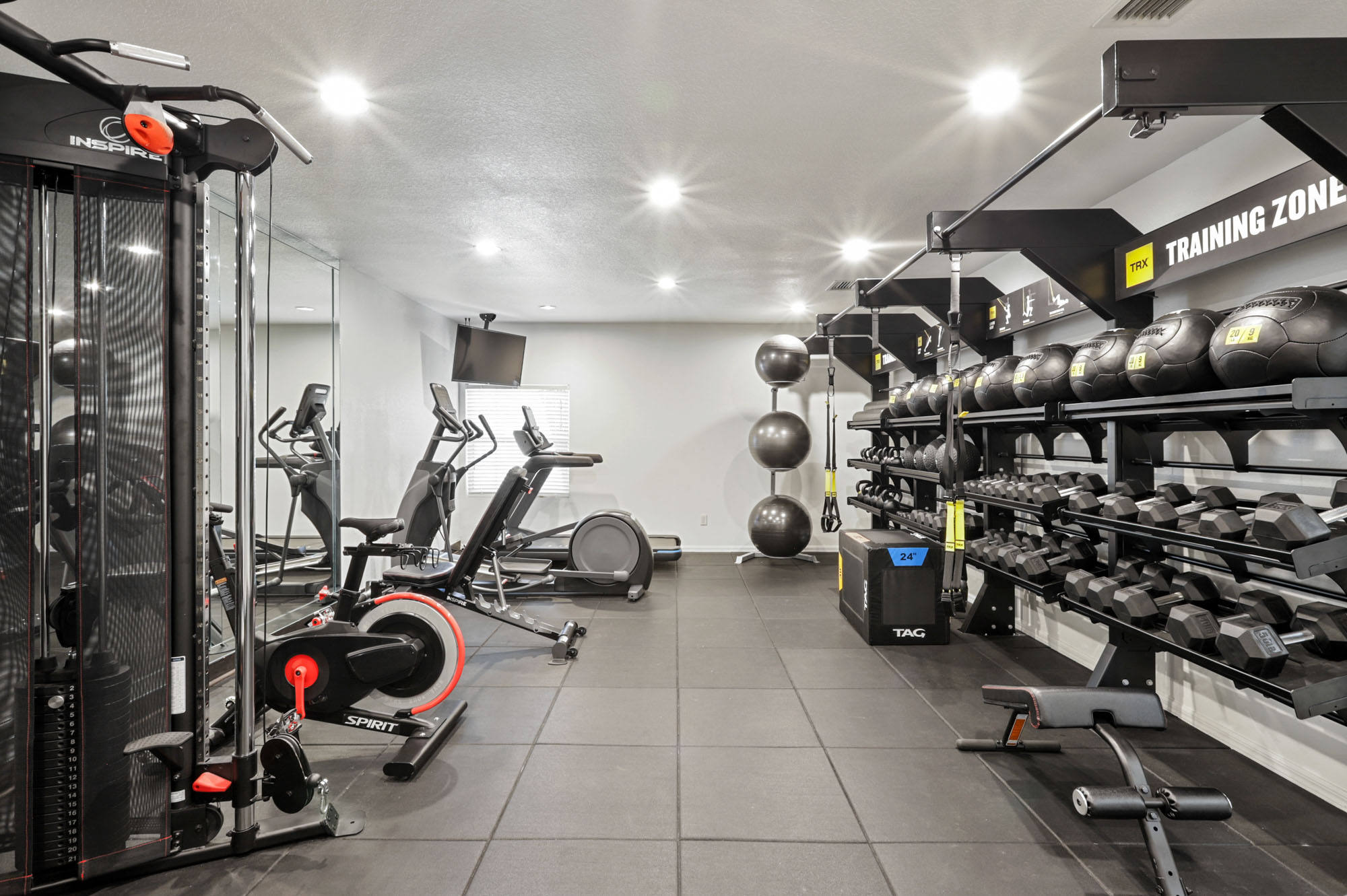 The interior of the fitness center at Oak Ramble apartments in Tampa, FL.