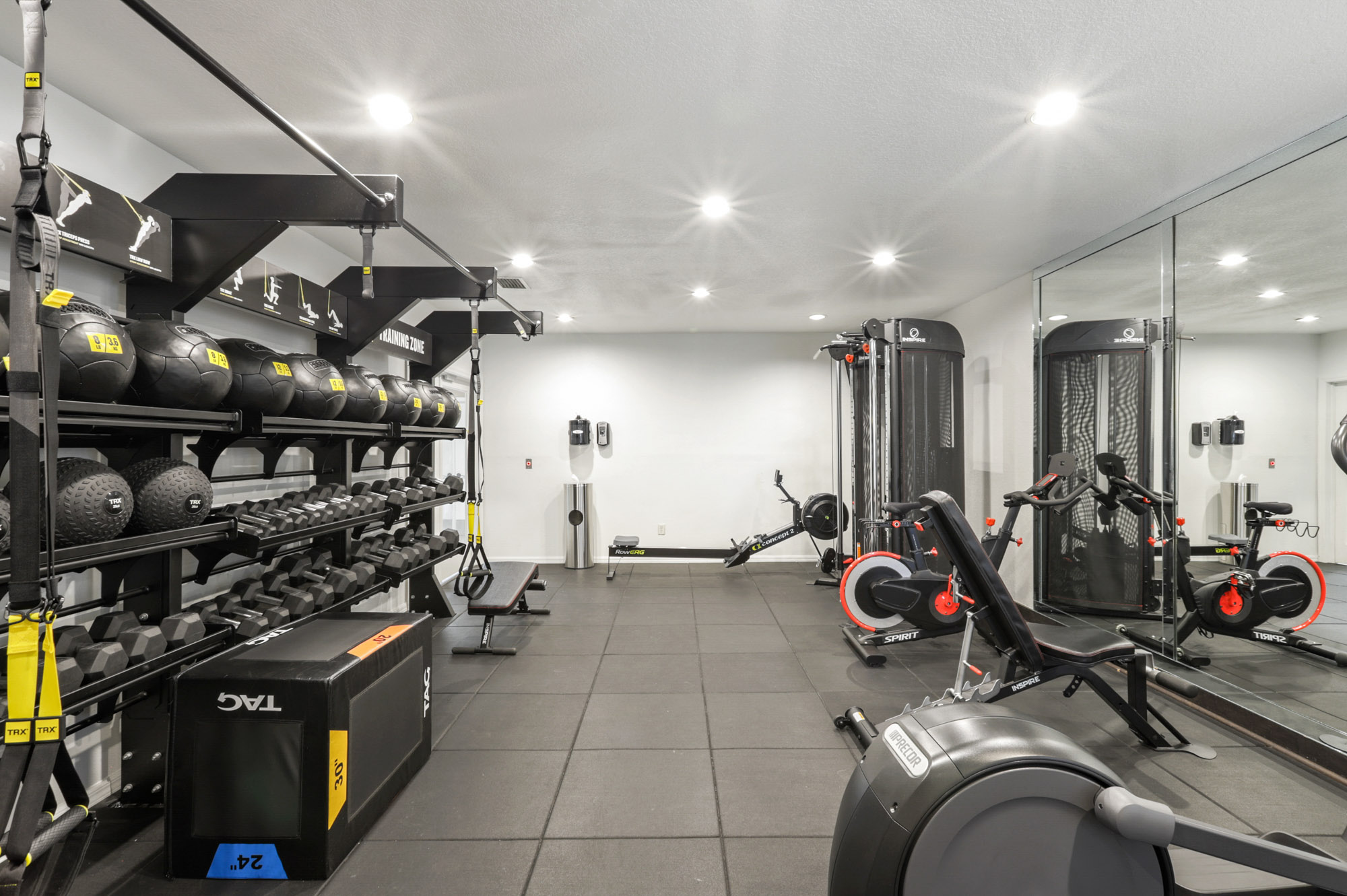 The interior of the fitness center at Oak Ramble apartments in Tampa, FL.