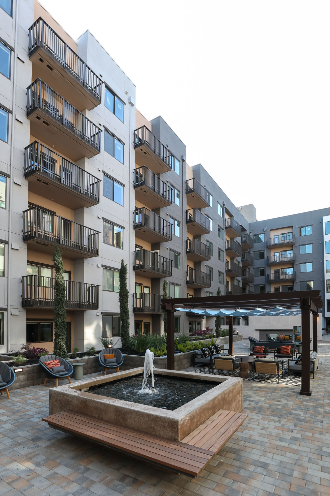The courtyard with lounging areas at the Webster Eleven in downtown oakland apartments