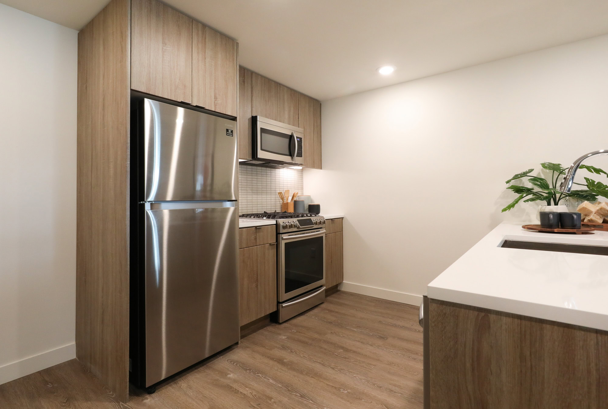 A kitchen with a peninsula at the Webster Eleven apartments in downtown Oakland