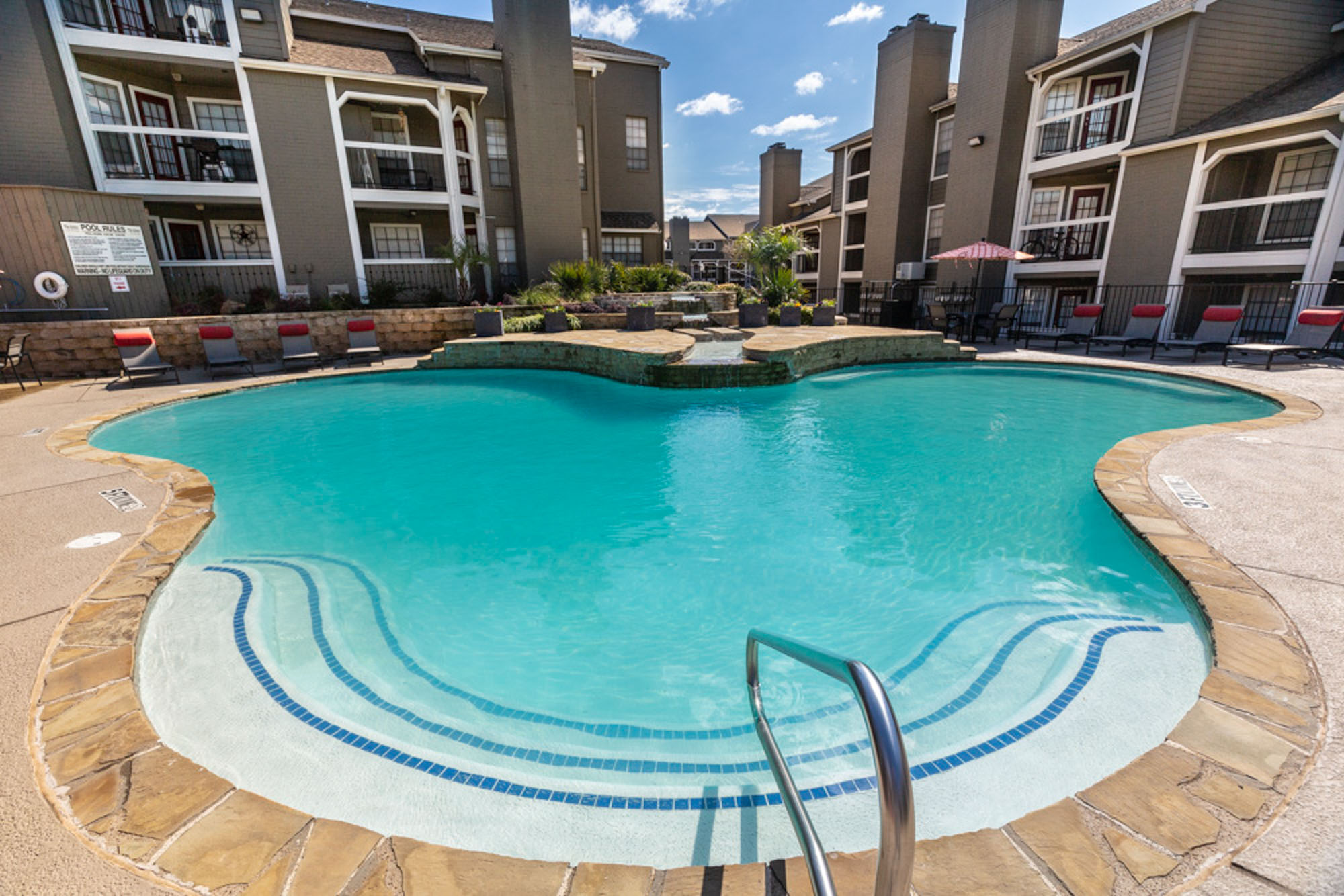 The pool at The Arbors of Las Colinas in Irving, Texas.