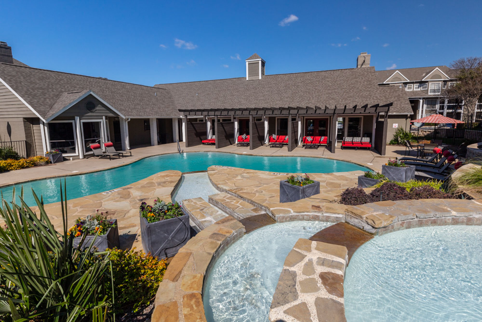 The pool at The Arbors of Las Colinas in Irving, Texas.