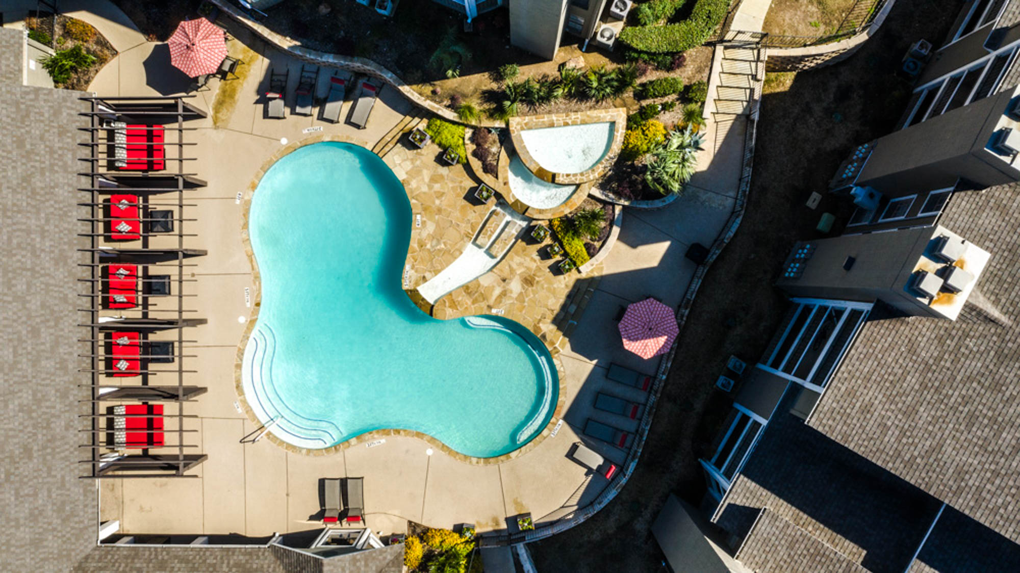 The pool at The Arbors of Las Colinas in Irving, Texas.