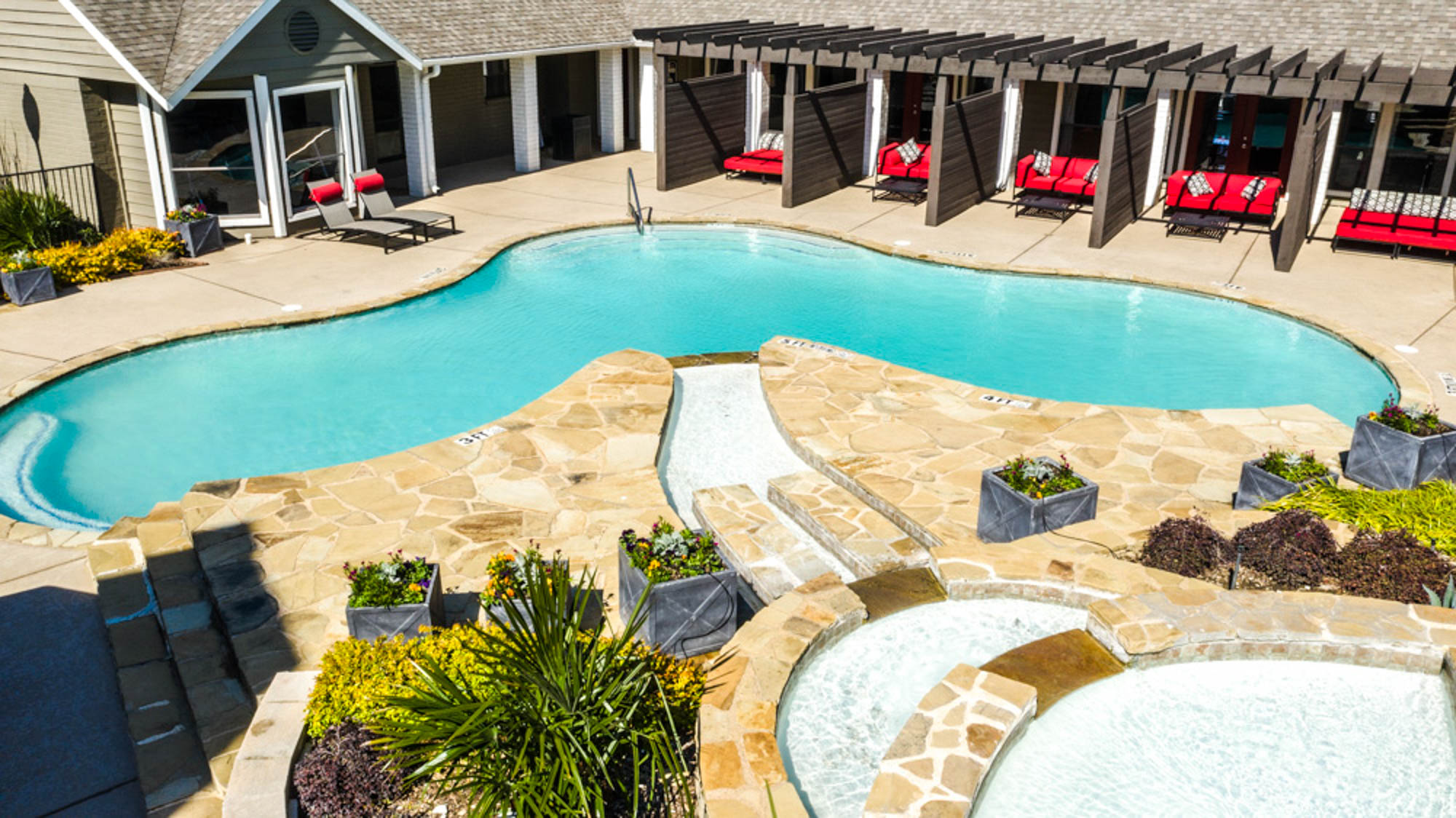 The pool at The Arbors of Las Colinas in Irving, Texas.