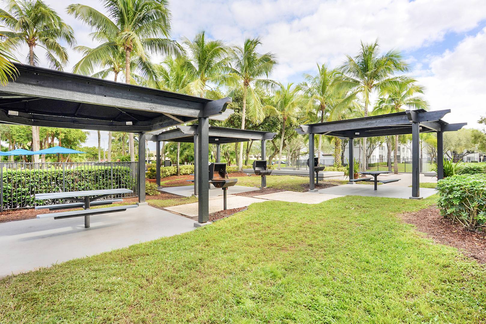 The grill and picnic area at Sabal Pointe apartments in South Florida