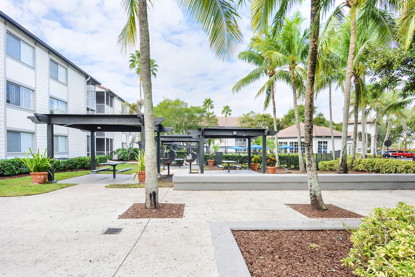 The grill and picnic area at Sabal Pointe in Fort Lauderdale, FL.