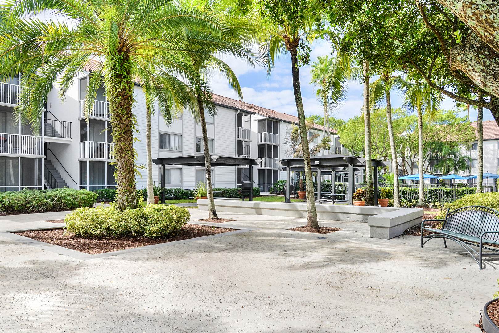 The grill and picnic area at Sabal Pointe apartments in South Florida
