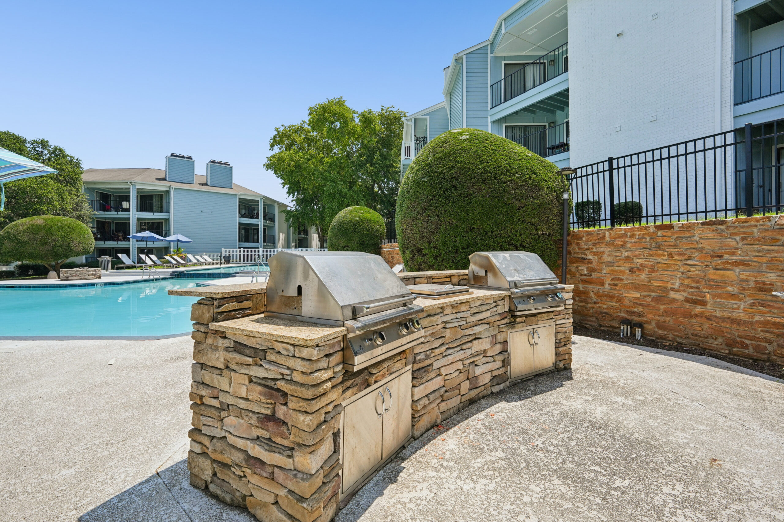 Outdoor poolside grills to host friends and family